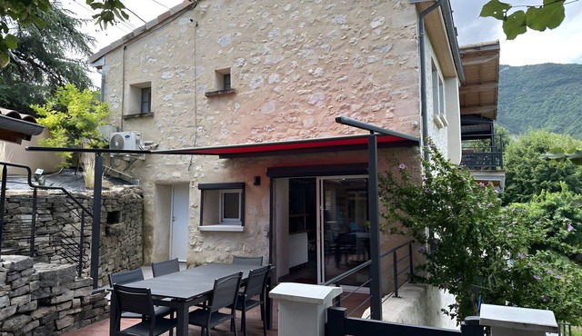 Gîte Drôme Cresta with Mountain View, Private Terrace, and Wi-Fi