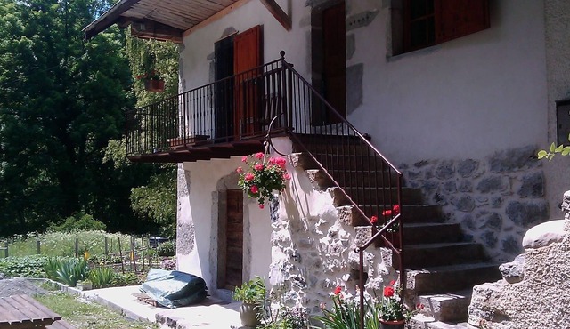 GÎTE DU HAUT CHERAN whole house with garden and parking