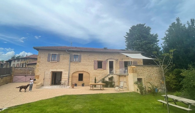 Gite DU Lavoir Gîte de Charme en Beaujolais, au Pays des Pierres Dorées - PMR