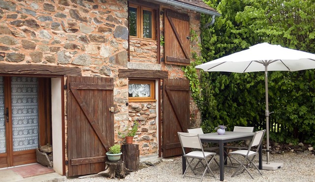 Gîte du Puy Raynaud 3-5 pers. large property with garden, swimming pool and ponds