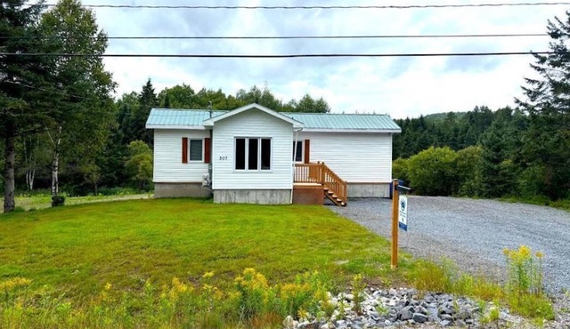Gite du Ruisseau: maison 3 chambres, secteur tranquille à Lamarche, Qc CAN