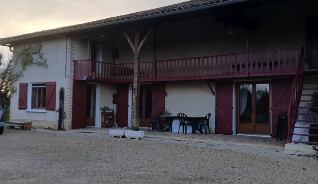 Gîte equipped with barbecue, lawn area, garden table, parking lot