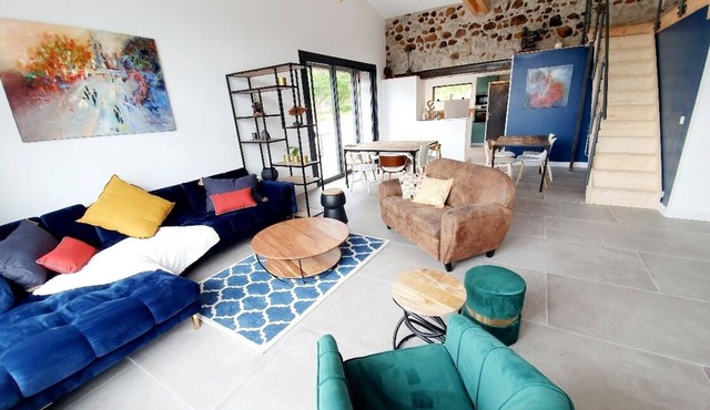 GITE EXPO FOR 12 PEOPLE WITH SWIMMING POOL 10MIN FROM THE BEACHES