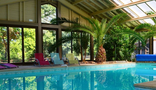 Gîte for 15 people with indoor swimming pool and Jacuzzi