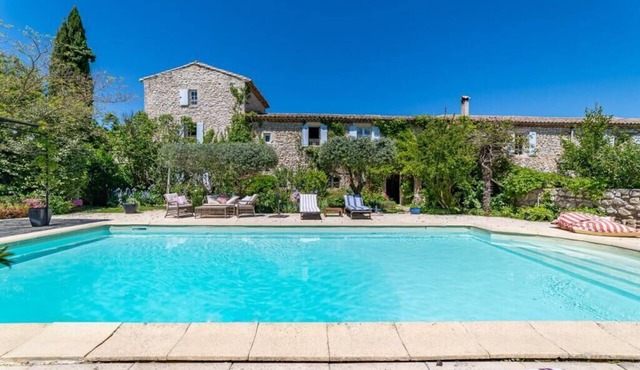 Gite for 2 people in a 16th-century Mas at the foot of the village of Lussan.