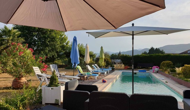 Gîte for 2 people; on one level; with shared swimming pool;