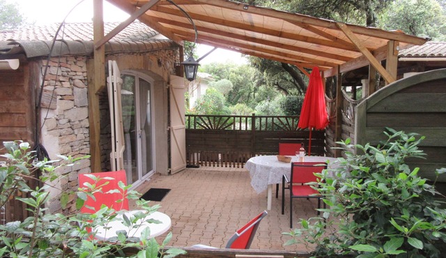 Gite for 2 under the oak trees, bike hire and swimming pool