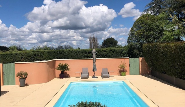 Gite for 3, ideally located, 10 mn from Aix en Provence and 20 mn from Marseille