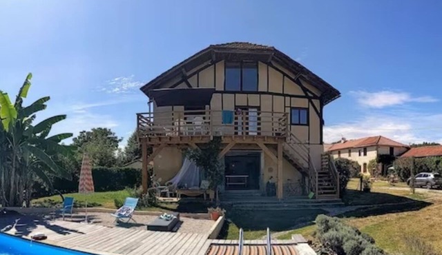 Gite for 5-8 people, swimming pool, absolute calm, panorama on the Pyrenees.