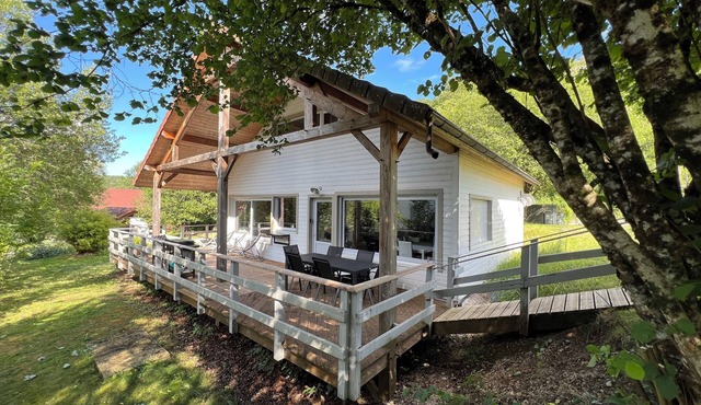 Gite for 6-9: wooden house w/a high-quality contemporary layout & lots of space