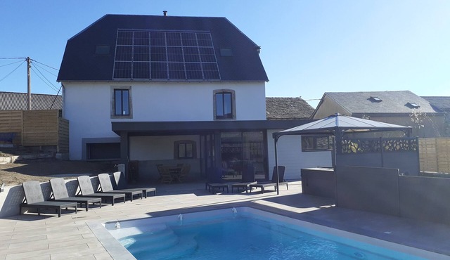 Gite for 8 people, heated swimming pool-SPA in the heart of the village with private garden