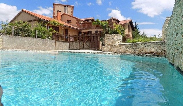Gîte for two to six people, swimming pool, bowling green, spa, tennis.