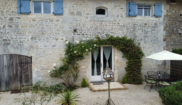 Gite with exclusive pool use - peaceful location. Charente, France