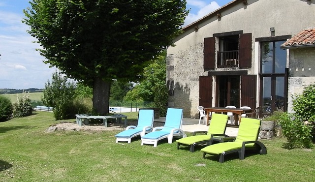 Gite With Swimming Pool & Tennis Court. Free Wi-Fi. Perfect for families