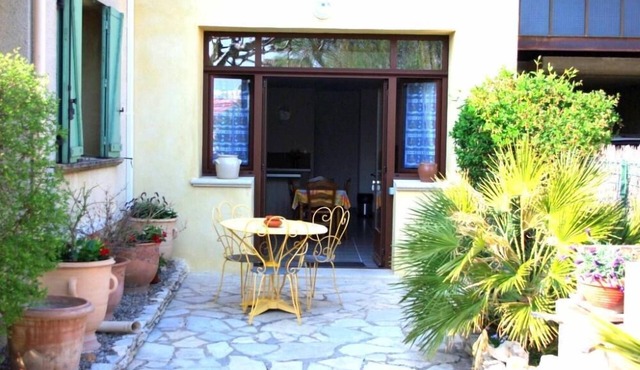 Gite 2/3 persons in Provence, 10 km from Avignon.