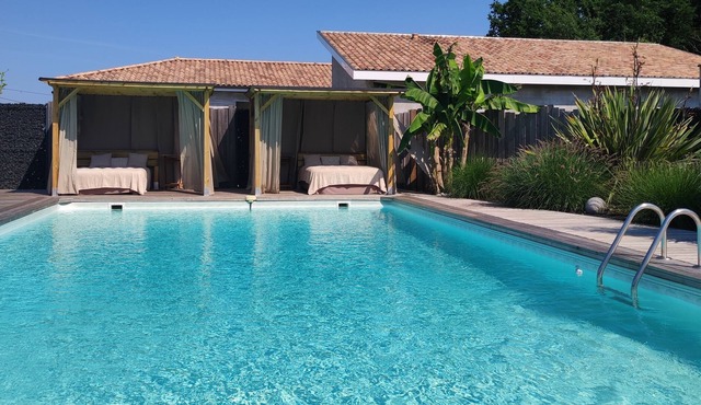 Gîte and bed and breakfast with private swimming pool near Bordeaux