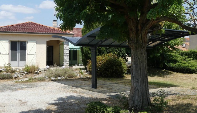 Gîte* high comfort, air-conditioned, swimming pool, close to shops and leisure activities