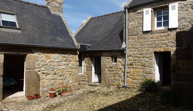 Gite in 17th century barge house, sea 800 m away, pets welcome