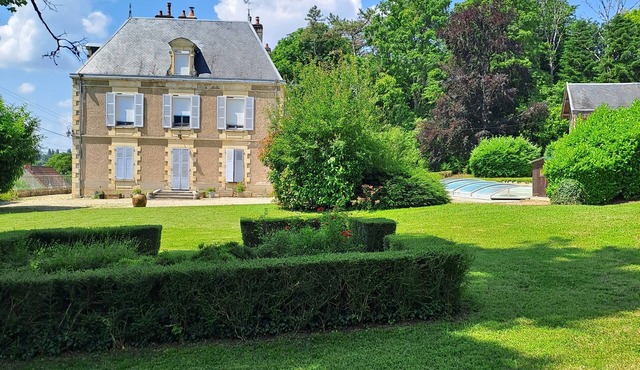 Gîte in a 5 h. estate 5 minutes from the Loire by bike & the Berry canal
