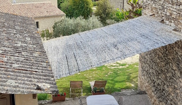 GIte in a quiet hamlet near Gordes