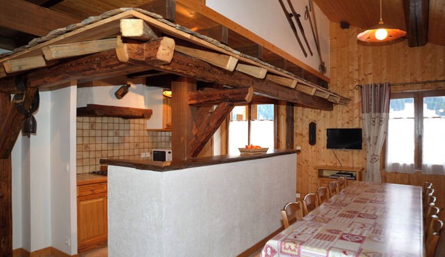 Gite in a traditional farmhouse. Terrace with swimming pool. Pets allowed