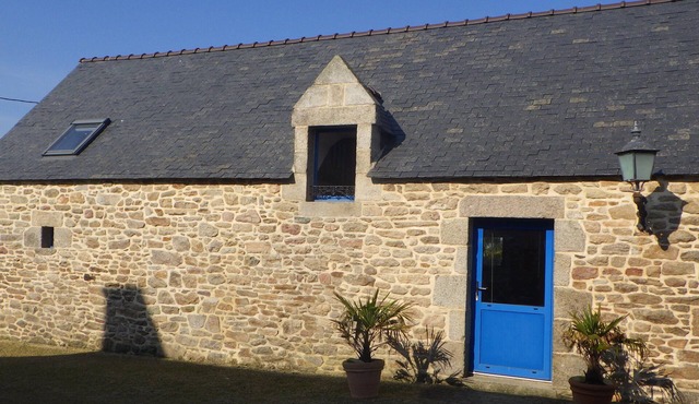 GITE in exposed stones at 1km5 sea