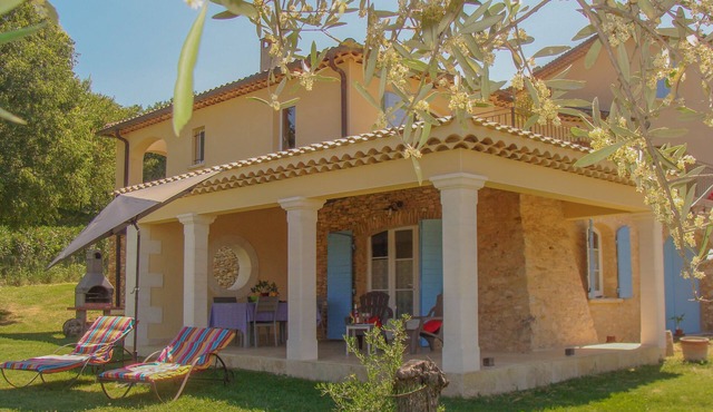 Gite in Mas Provençal, all comforts, air-conditioned, with swimming pool