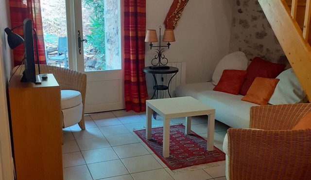 GITE IN LANGUEDOC SLEEPS 4, 5-MINUTE WALK FROM WATERFRONT