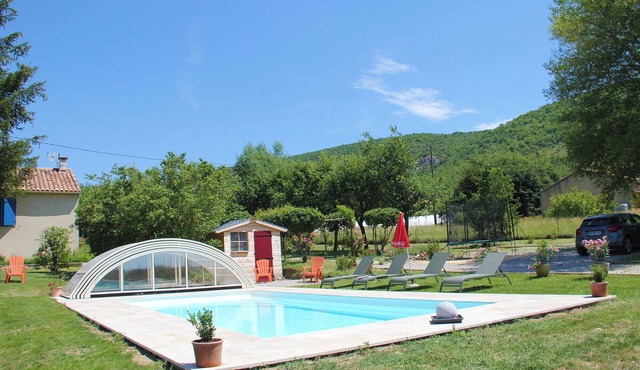 Gîte in Provence with covered swimming pool, in a peaceful natural setting