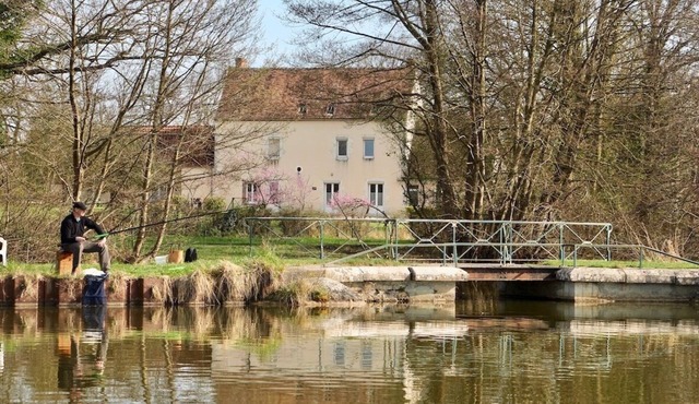 Gite in quiet hamlet by the canal, between Guédélon and Loire Valley