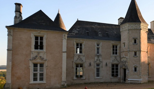 Gîte in the castle - private pool with view - charm, history and nature