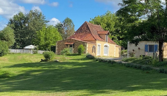 Gîte in the Dordogne in a peaceful green setting, ideal for a family