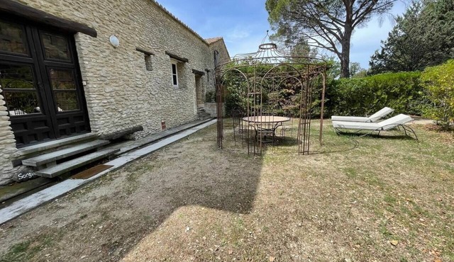Gîte in the heart of the Luberon 125 m2 Swimming pool Parking Garden Jacuzzi Sauna