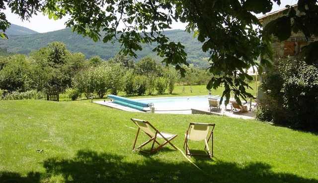 Gîte in the heart of the forest, with swimming pool and beautiful views!