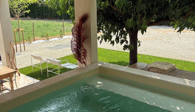 Gîte in the Provencal countryside. Heated swimming pool.