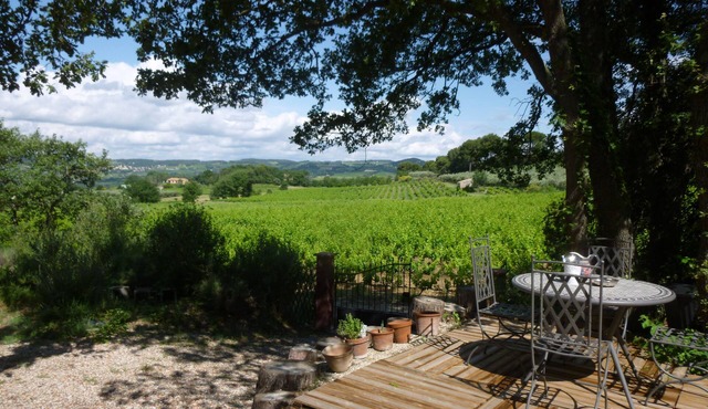 Gîte insolite-Jacuzzi and relaxation in the heart of nature Provencal House.