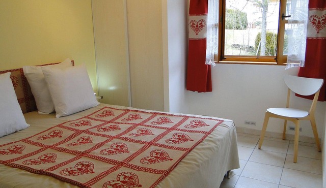 Gite Iris Montagnes du Jura with Spa Sauna river