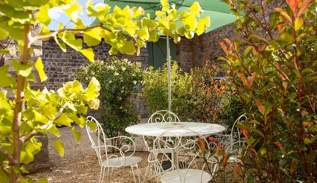 Gîte Isatis "Côté Cour" on the edge of the forest in a charming village