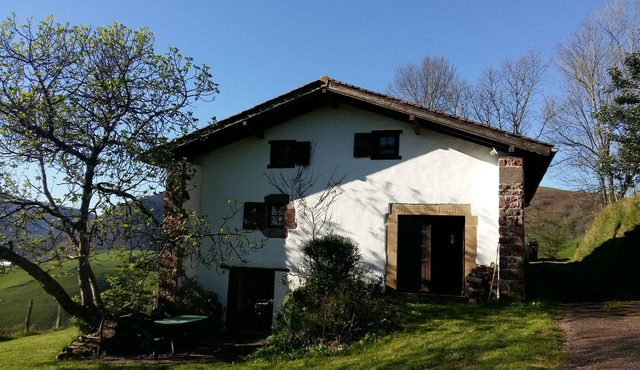 GITE ITOLA, large detached and isolated house on the heights of BIDARRAY