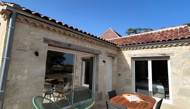 Gîte L'albizia - Les Carassonnes with Shared Pool, Wi-Fi and Air Conditioning