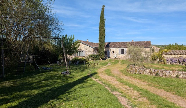 Gîte L'Arc-en-Ciel: Spacious Charming House with Central Fireplace