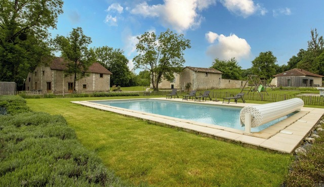 Gîte L'Étable with Shared Pool, Private Terrace and Wi-Fi