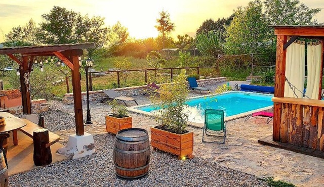 Gîte, Lodge for groups of 13 people with swimming pool near the Ardèche Gorges.