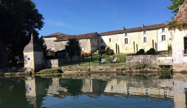 Gite La Cascade de Saintonge, feet in the water