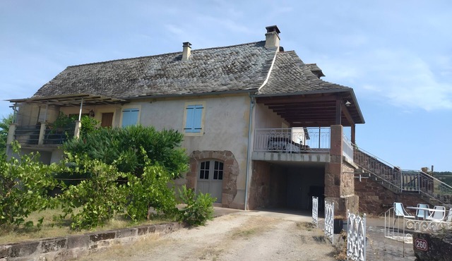 Gîte L'Oustal – Domaine Les Planes with Shared Pool, Private Terrace, and Wi-Fi