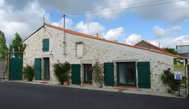 Gîte “La Clé D'saule” with Private Terrace, Garden, and Wi-Fi in Les Lucs-sur-Boulogne