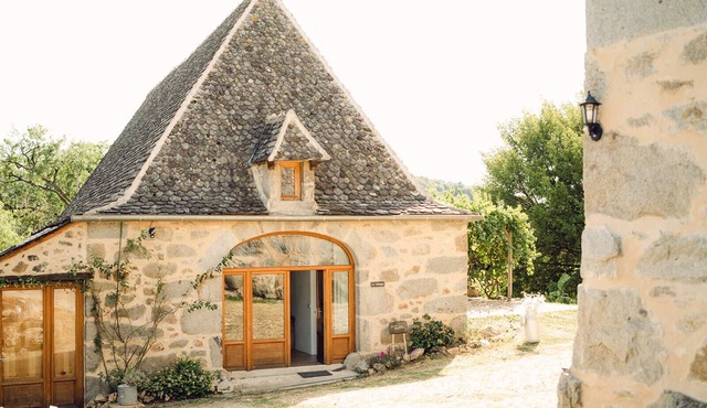 Gite La Châtaigne at Domaine de La Bertrandie - with Swimming Pool and Hot Tub