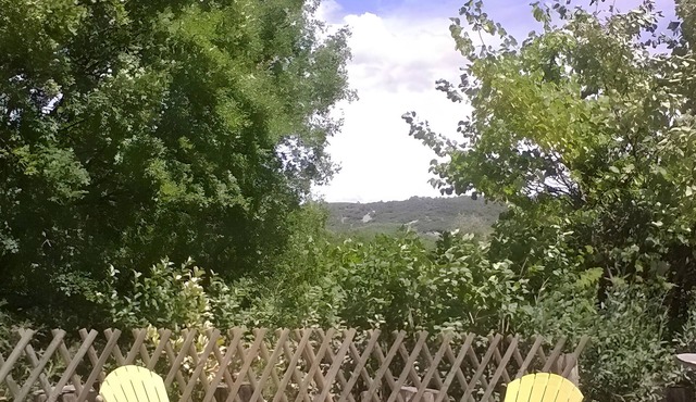 Gîte La Colline des Pins with Private Garden, Wi-Fi, and Air Conditioning