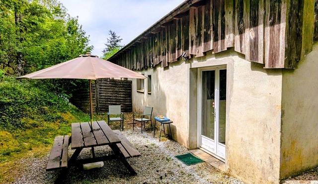 Gîte La Fontaine in the Heart of Haut-Languedoc with Terrace and Pool