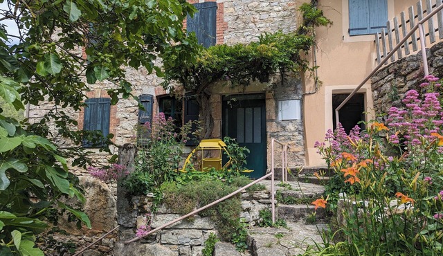 Gîte La Glycine: calm and greenery for families and pet owners.